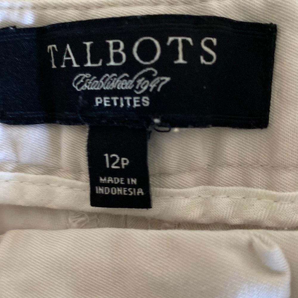 Classic style shorts. Inseam 10". Total length 19".  VG condition